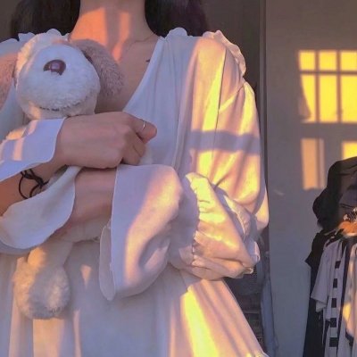 带剑女孩